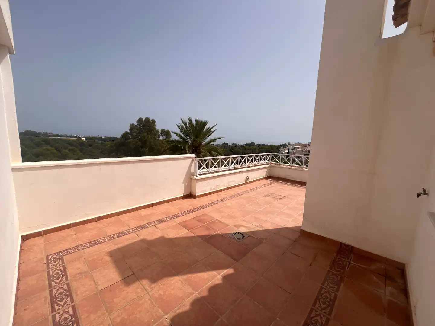 Terrasse von Dachboden zur Miete in Marbella mit Klimaanlage, Terrasse und Abstellraum