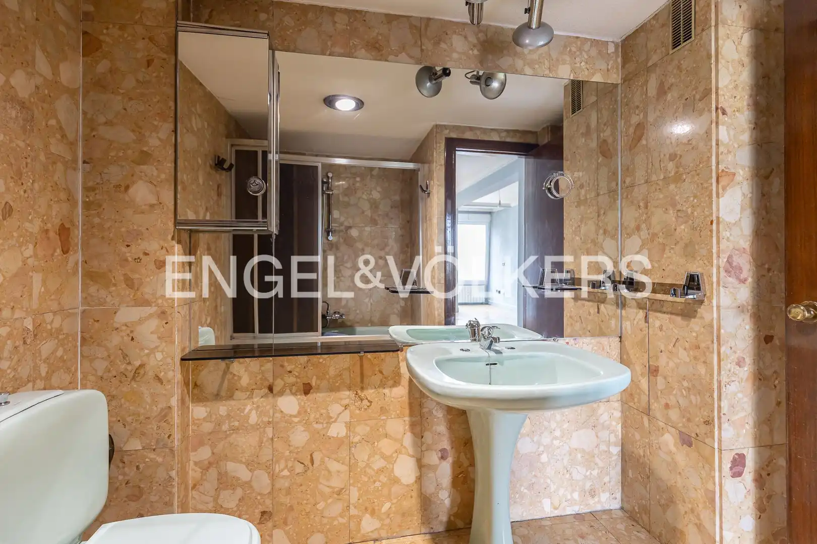 Baño de Piso en venta en Madrid con Calefacción, Parquet y Terraza