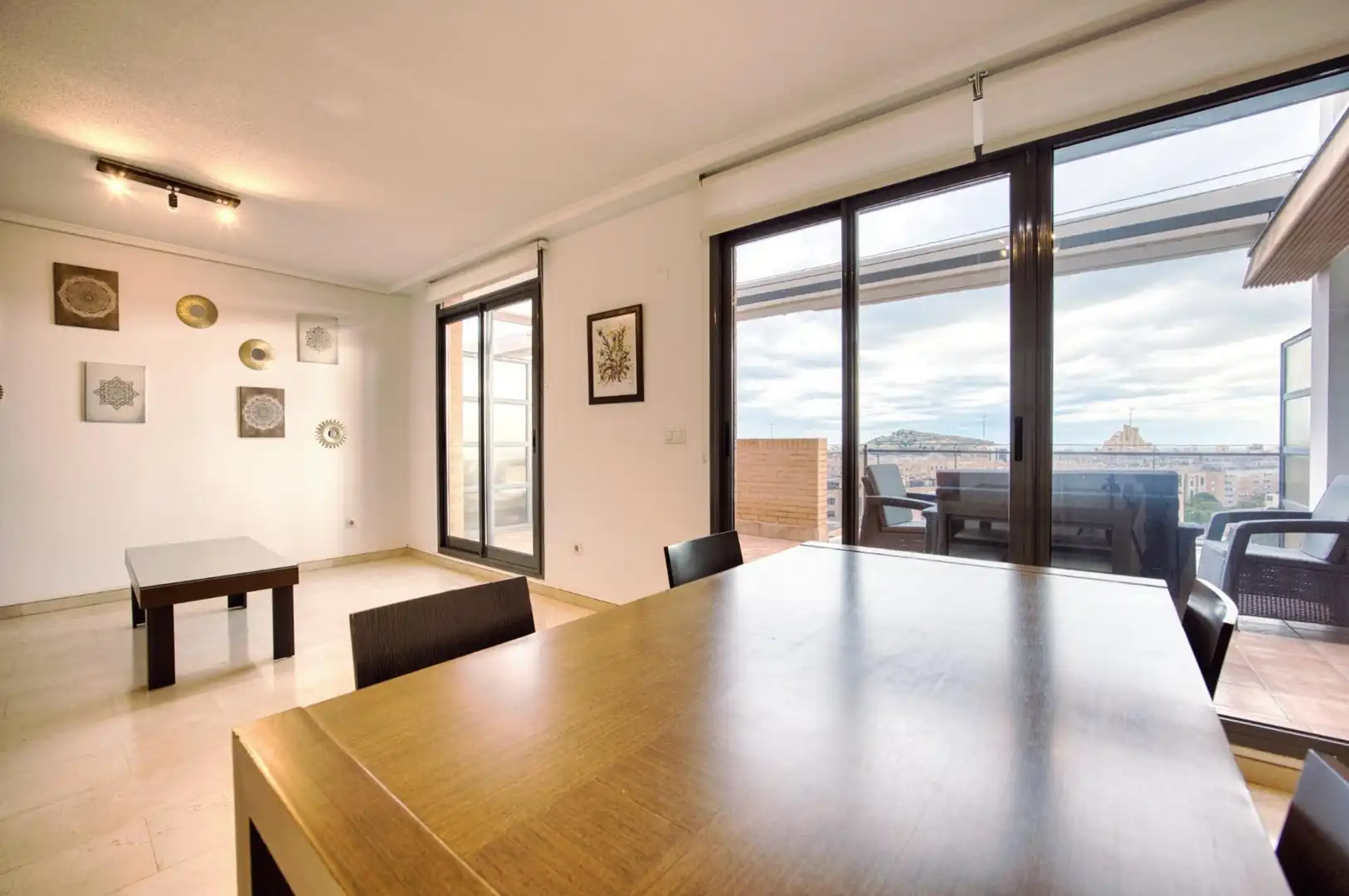 Comedor de Ático en venta en Alicante / Alacant con Terraza, Trastero y Piscina comunitaria