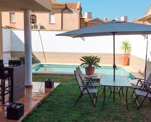 Jardí de Casa adosada en venda en Utrera amb Aire condicionat i Piscina