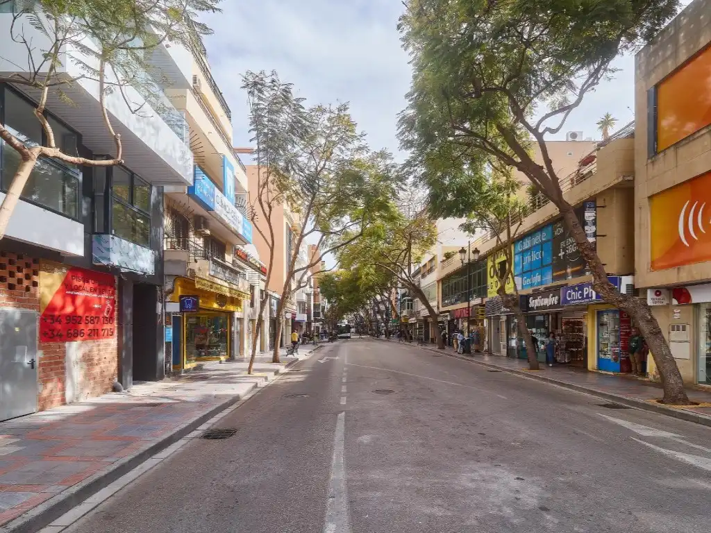 Außenansicht von Wohnung zum Verkauf in Fuengirola mit Klimaanlage, Terrasse und Ofen