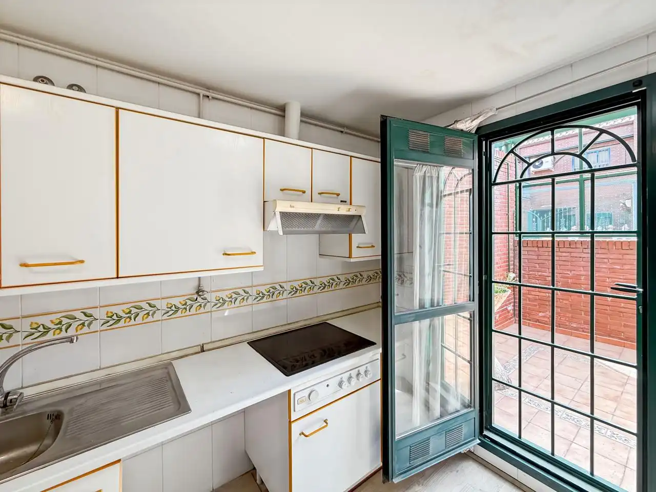 Cuina de Casa adosada en venda en Alcorcón amb Aire condicionat, Calefacció i Jardí privat