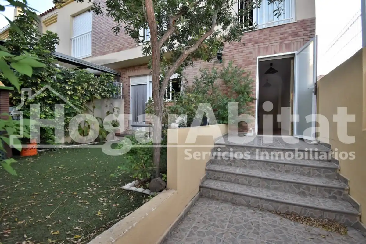 Vista exterior de Casa adosada en venta en Burriana / Borriana con Jardín privado, Terraza y Piscina comunitaria