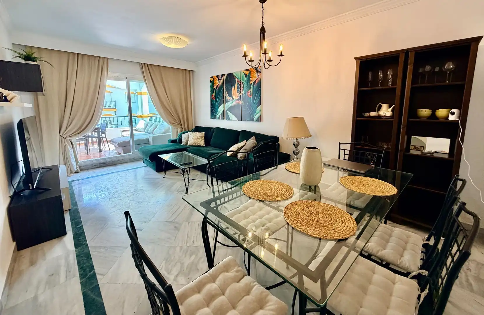 Menjador de Apartament de lloguer en Marbella amb Aire condicionat, Moblat i Piscina comunitària