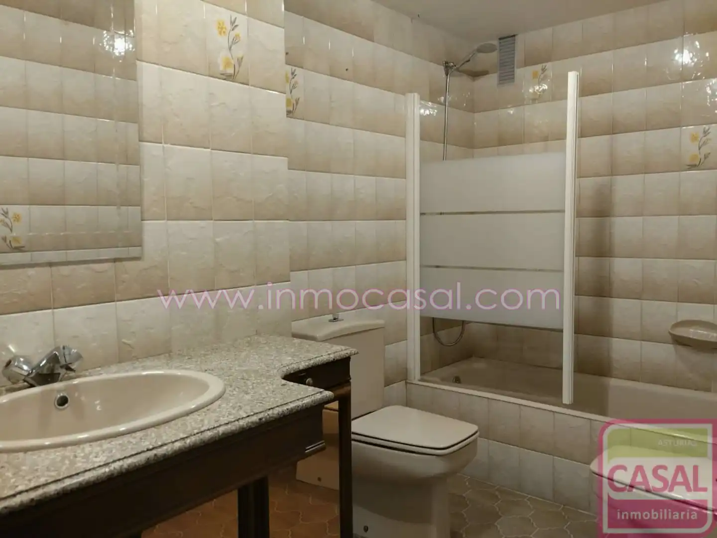 Bathroom of Flat for rent in Oviedo   with Heating, Terrace and Storage room
