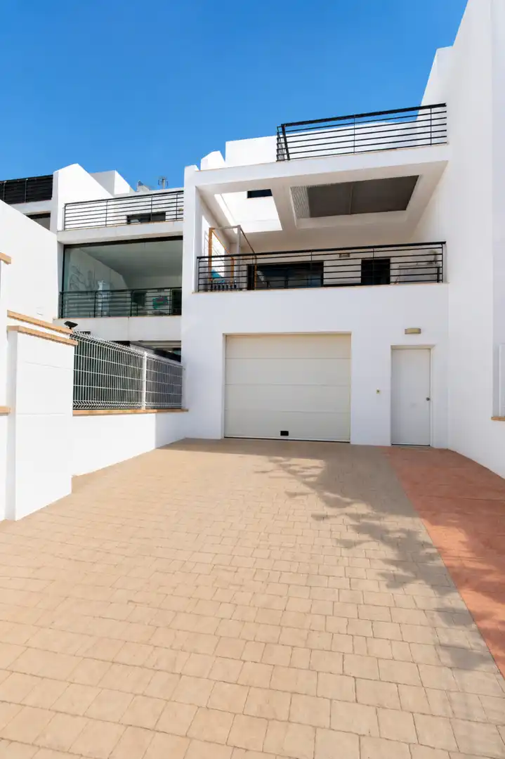 Vista exterior de Casa o chalet en venta en L'Alfàs del Pi con Terraza y Piscina comunitaria