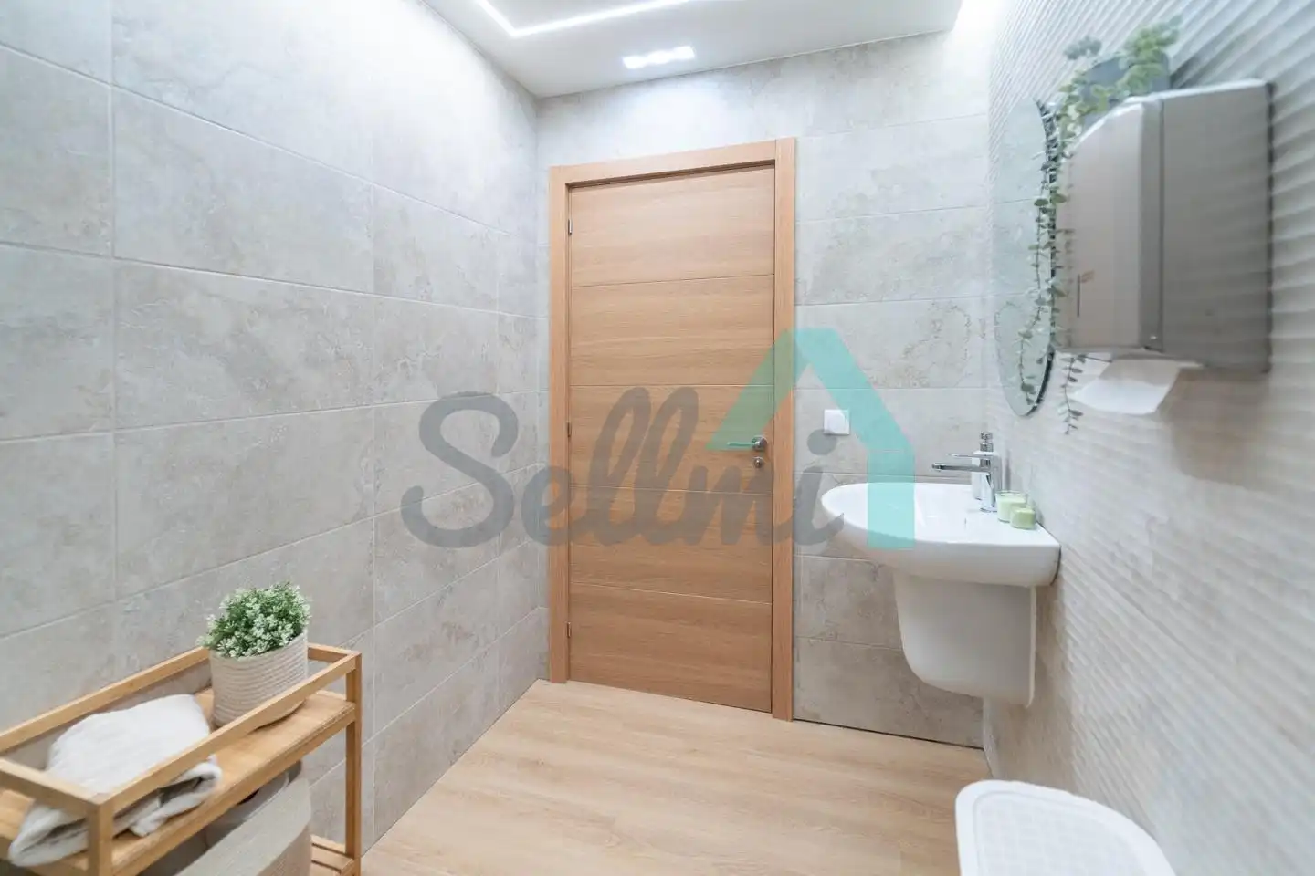 Bathroom of Office for rent in Ribera de Arriba  with Air Conditioner and Furnished