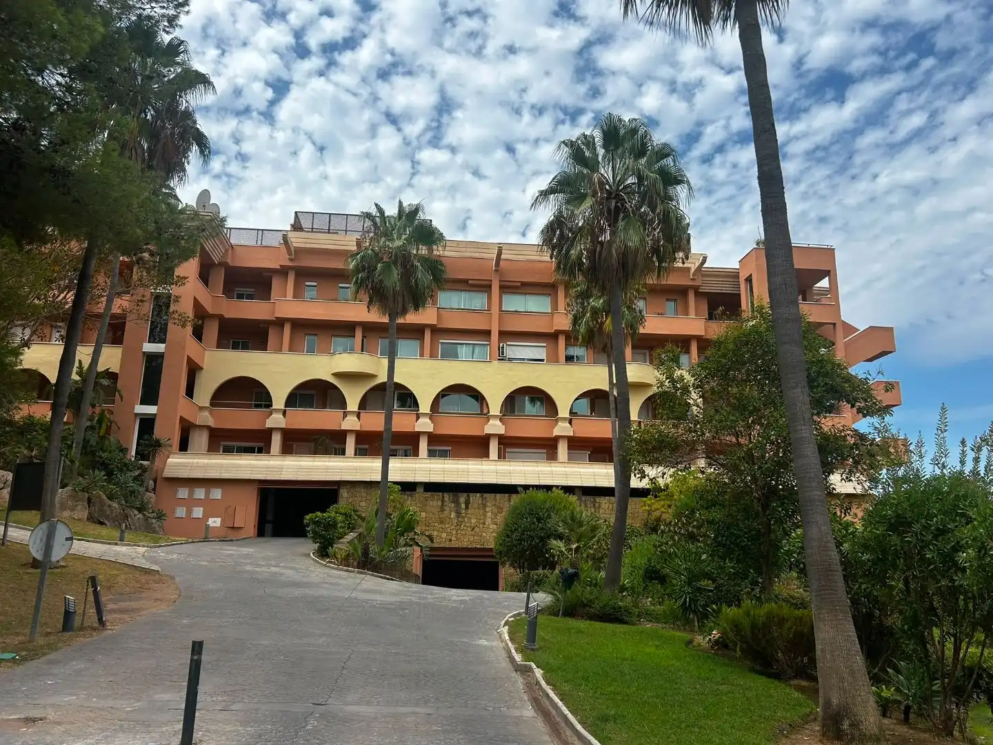 Vista exterior de Garatge en venda en Nueva Andalucía