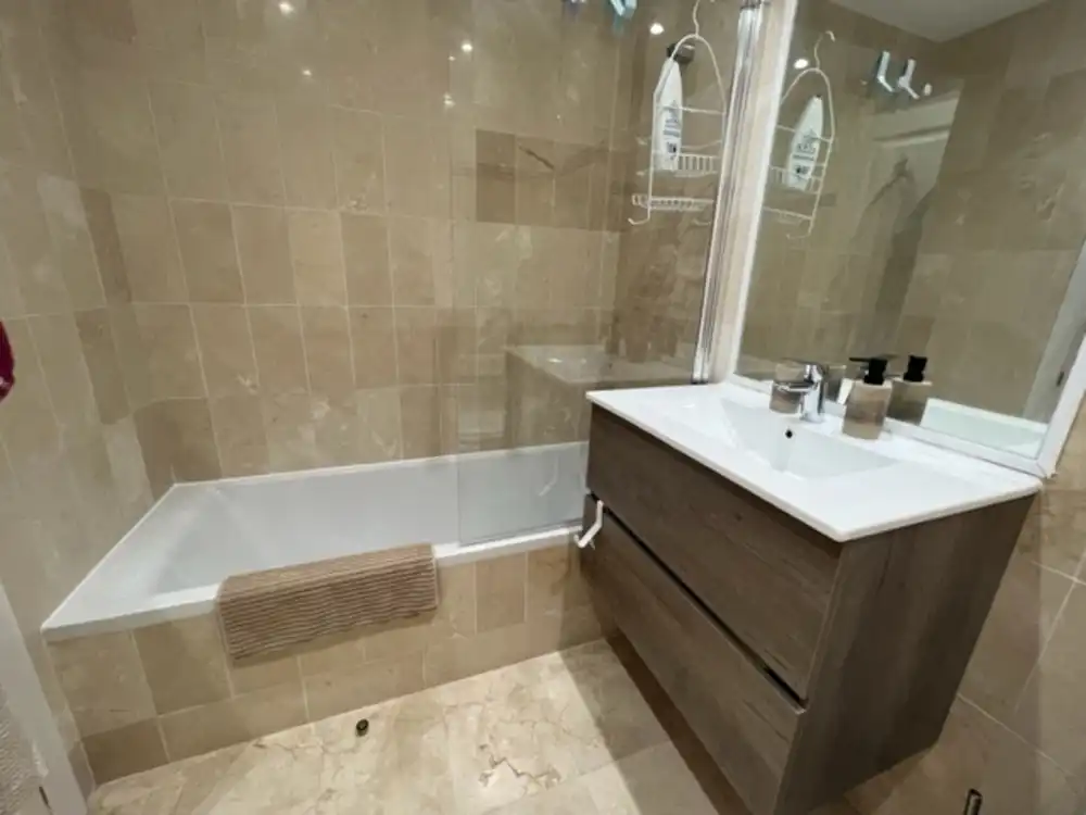 Baño de Apartamento de alquiler en Estepona con Aire acondicionado, Terraza y Piscina