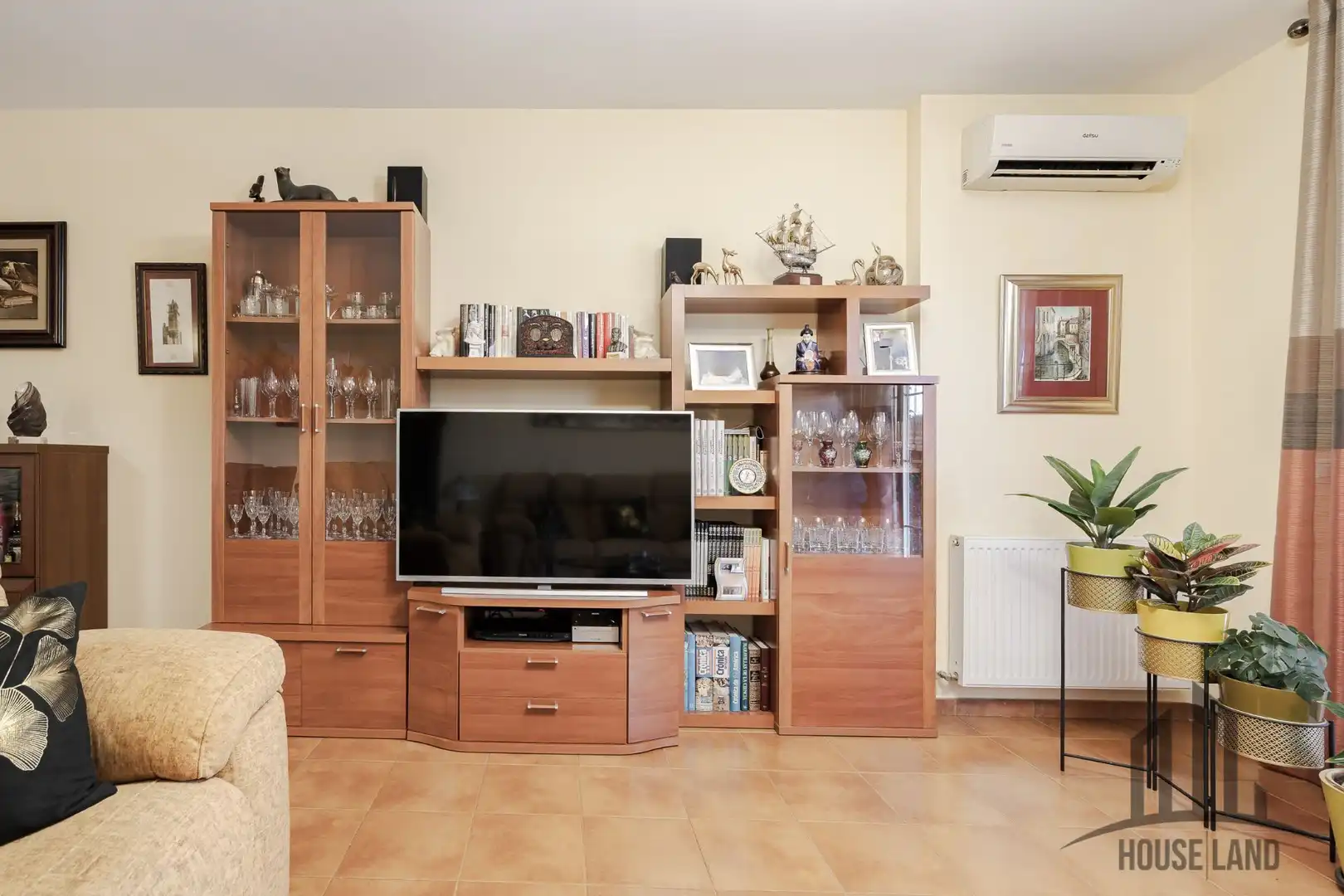 Sala de estar de Casa adosada en venta en El Casar con Aire acondicionado, Calefacción y Piscina comunitaria