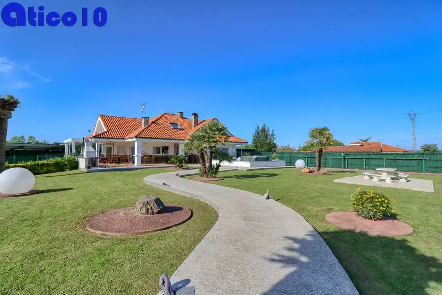 Vista exterior de Casa o chalet en venta en Gijón  con Calefacción, Jardín privado y Parquet