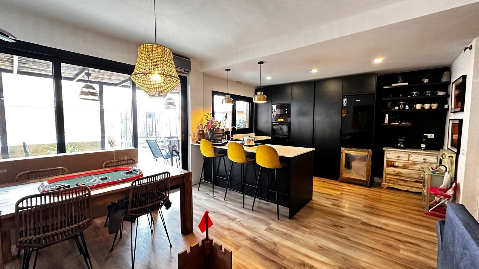 Cocina de Casa adosada en venta en Gines con Aire acondicionado y Terraza