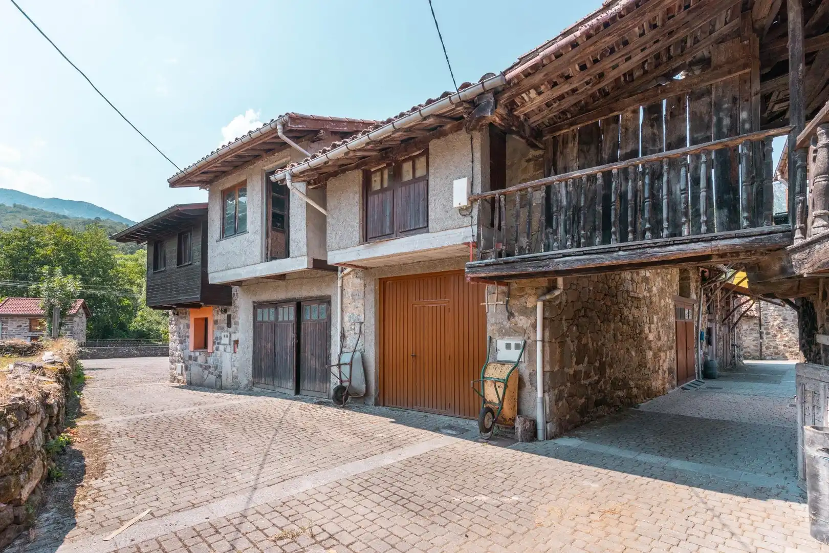 Vista exterior de Casa o xalet en venda en Sobrescobio amb Balcó