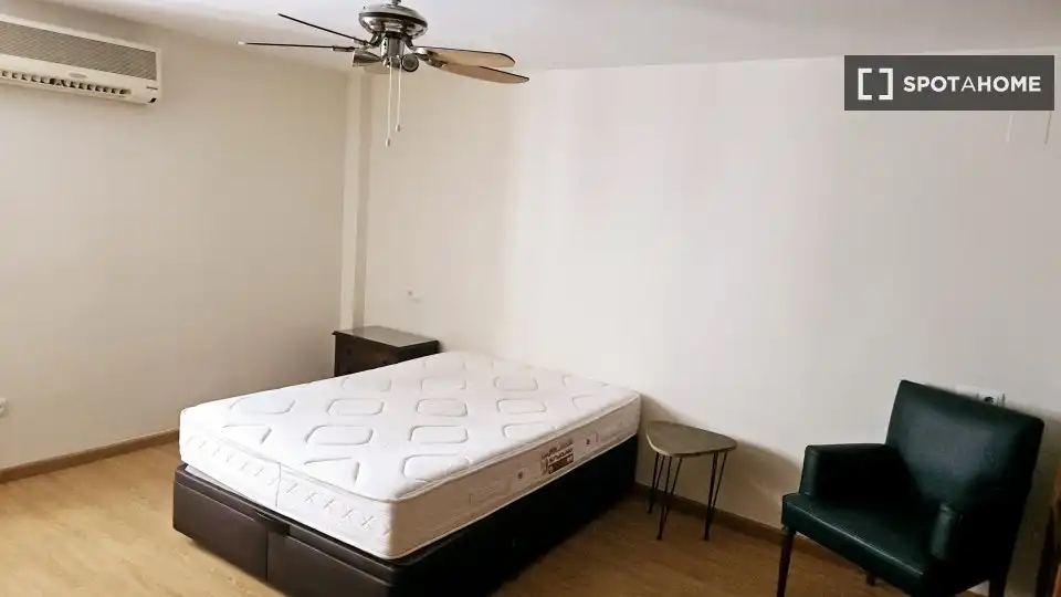 Dormitori de Apartament per a compartir en Murcia amb Aire condicionat, Terrassa i Moblat