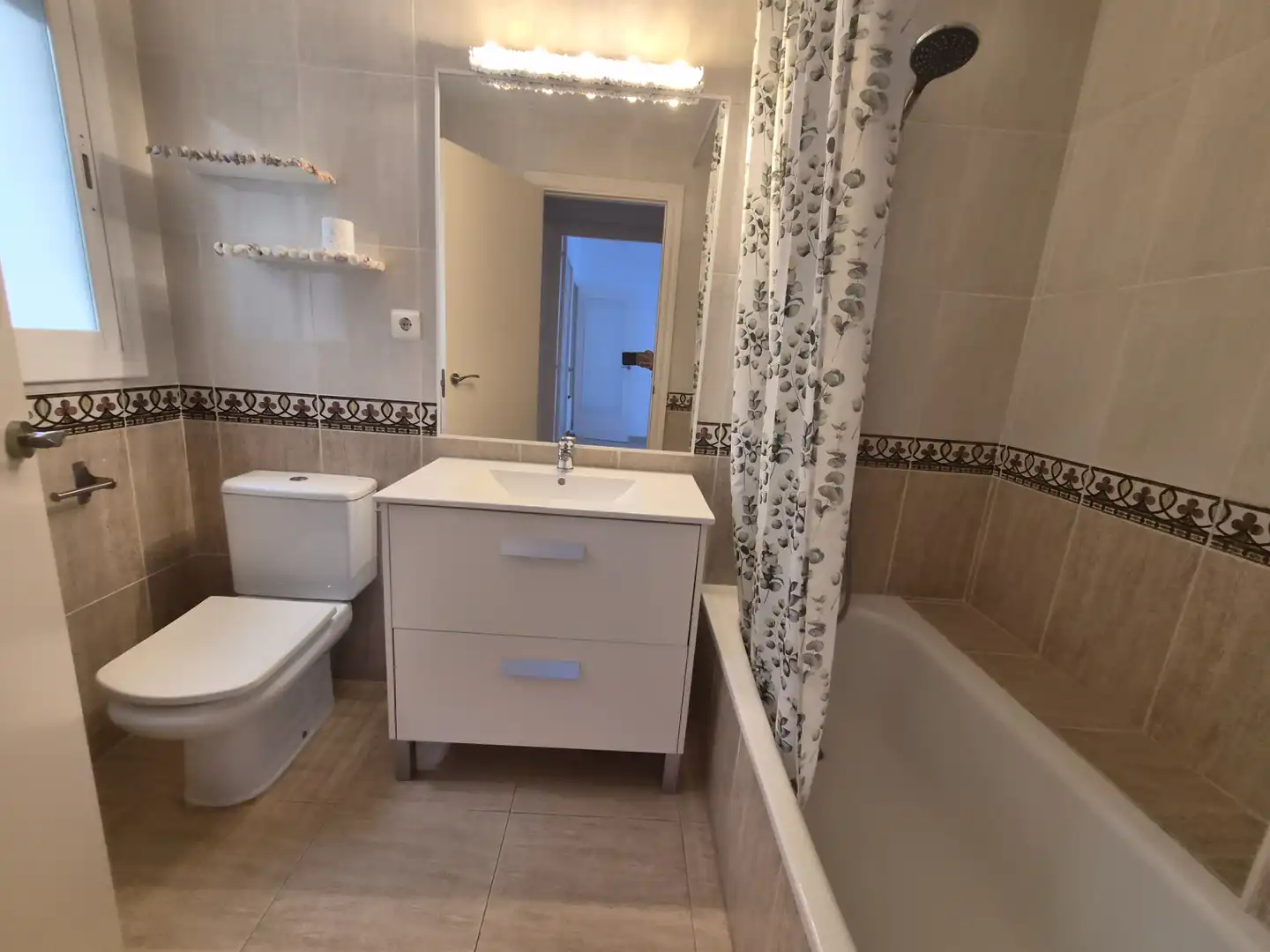 Baño de Piso en venta en Roda de Berà con Terraza, Horno y Balcón