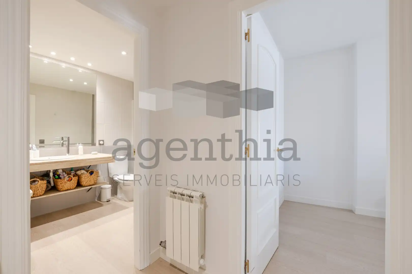 Bedroom of Flat for sale in Girona  with Air Conditioner, Heating and Balcony