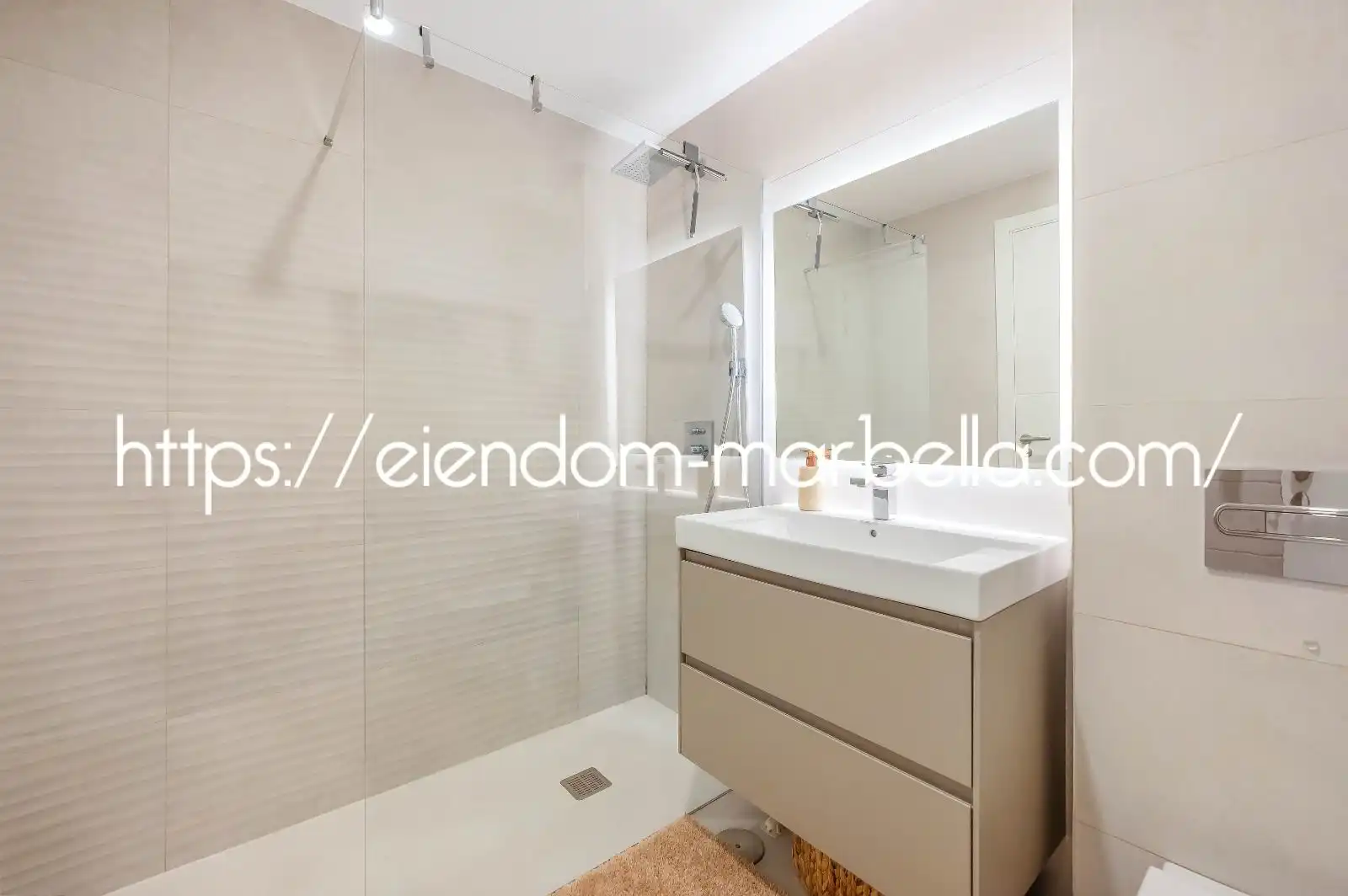 Baño de Apartamento en venta en Marbella con Aire acondicionado, Terraza y Amueblado