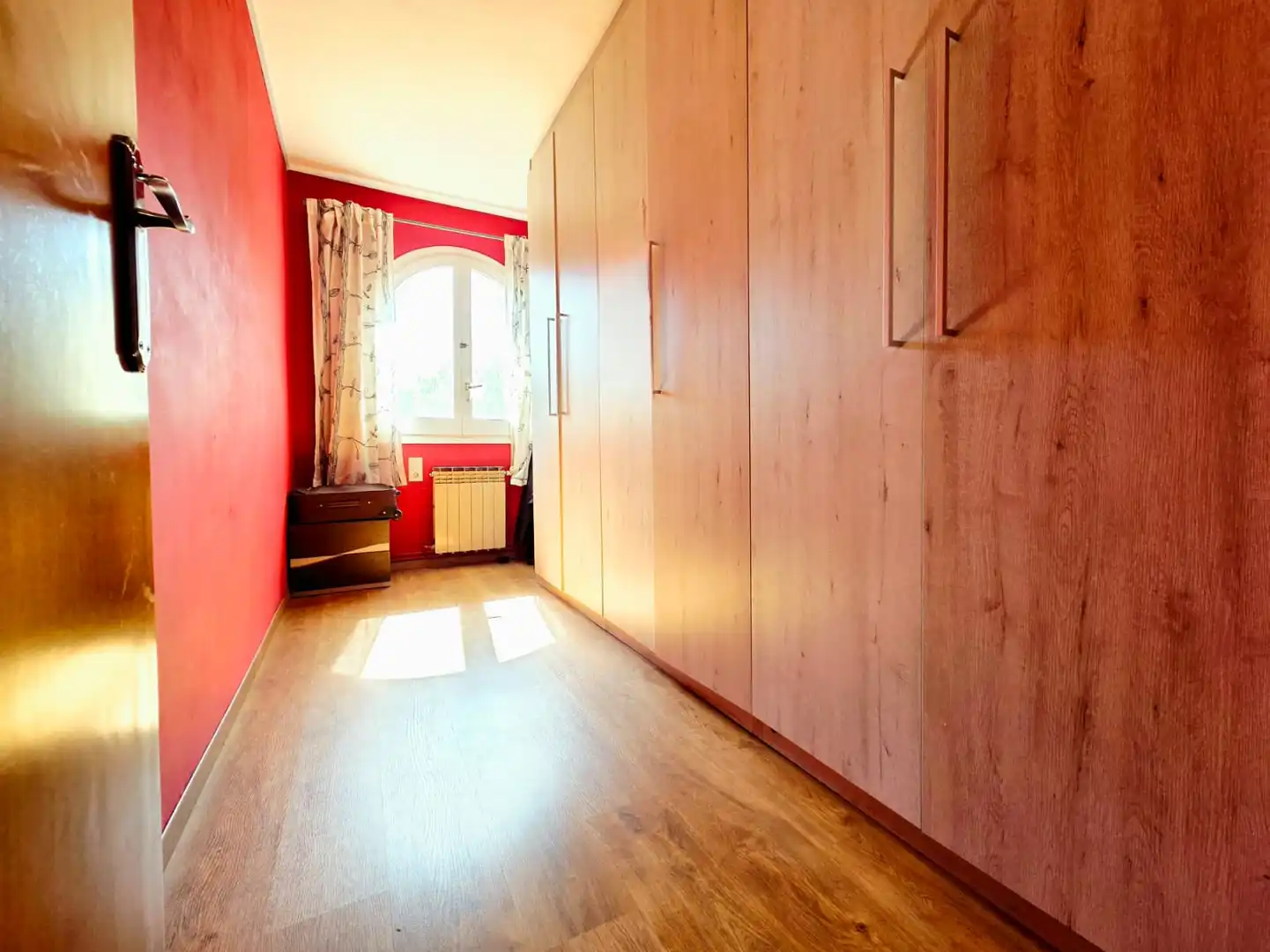 Schlafzimmer von Einfamilien-Reihenhaus zum Verkauf in Palau-solità i Plegamans mit Klimaanlage, Heizung und Privatgarten