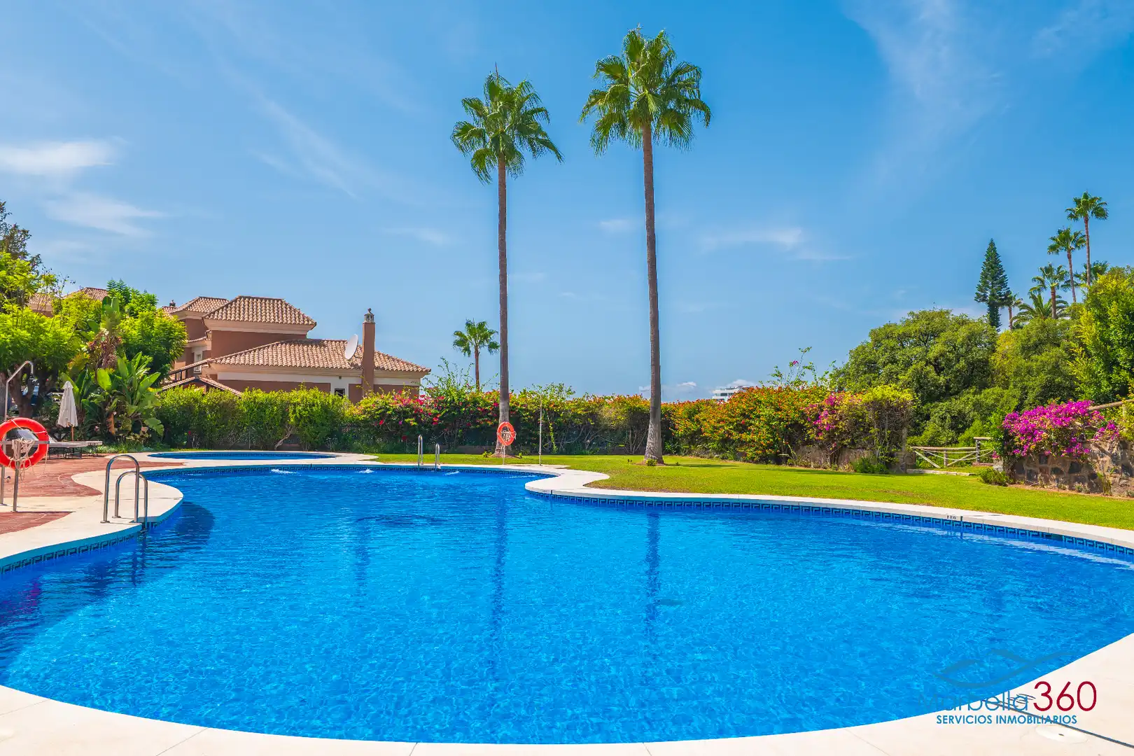 Piscina de Casa adosada en venta en Marbella con Aire acondicionado, Calefacción y Jardín privado