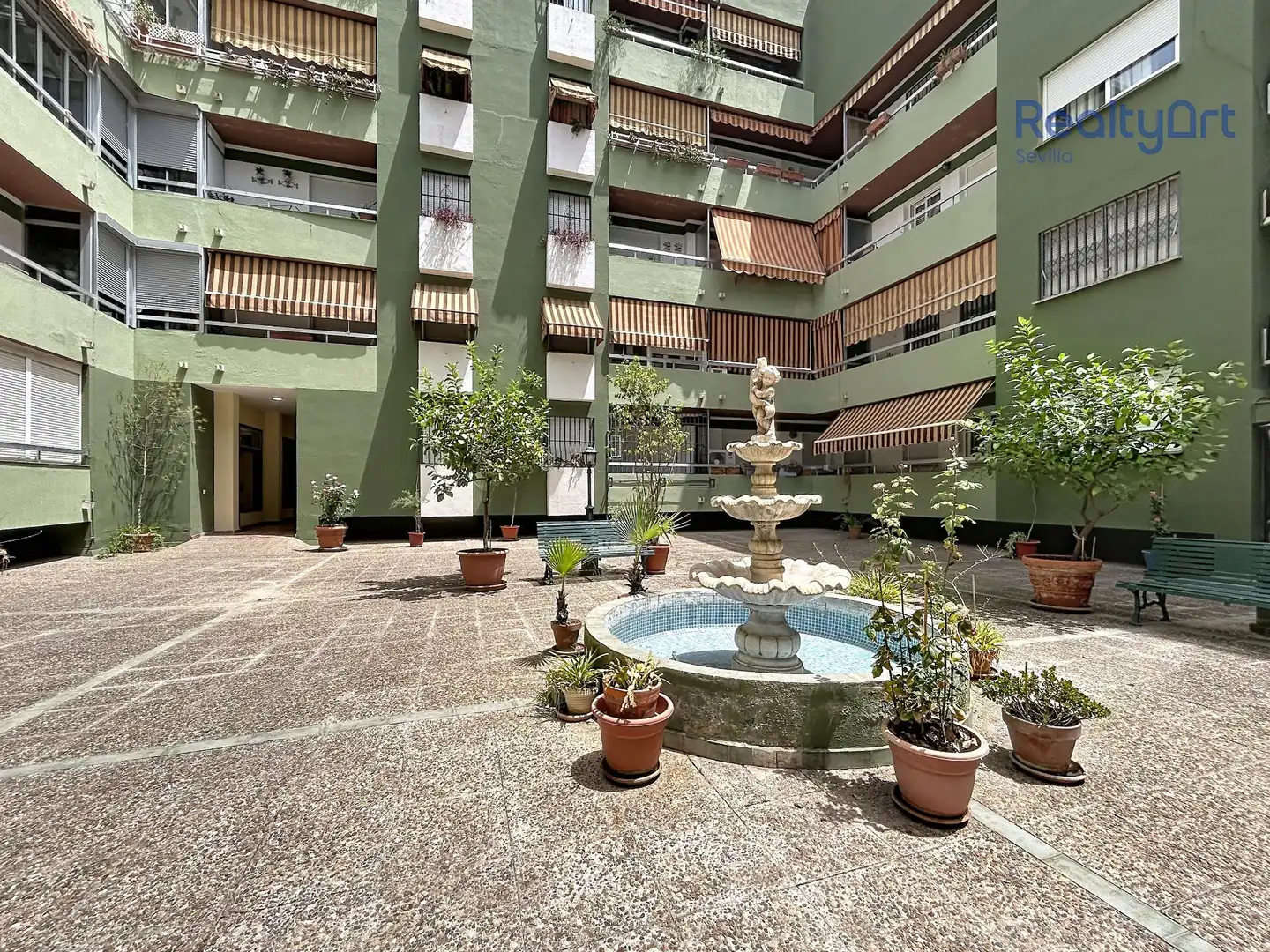 Vista exterior de Pis en venda en Sevilla amb Aire condicionat, Terrassa i Alarma