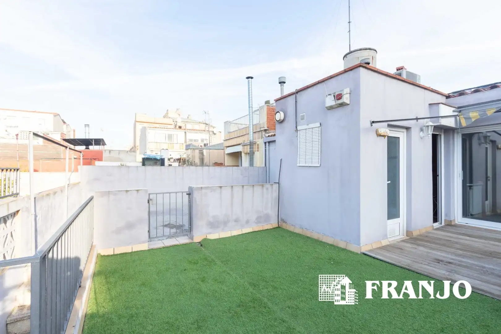 Vista exterior de Casa adosada en venda en Sabadell amb Aire condicionat, Calefacció i Jardí privat