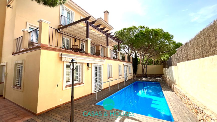 Vista exterior de Casa o xalet en venda en La Manga del Mar Menor amb Calefacció, Jardí privat i Piscina