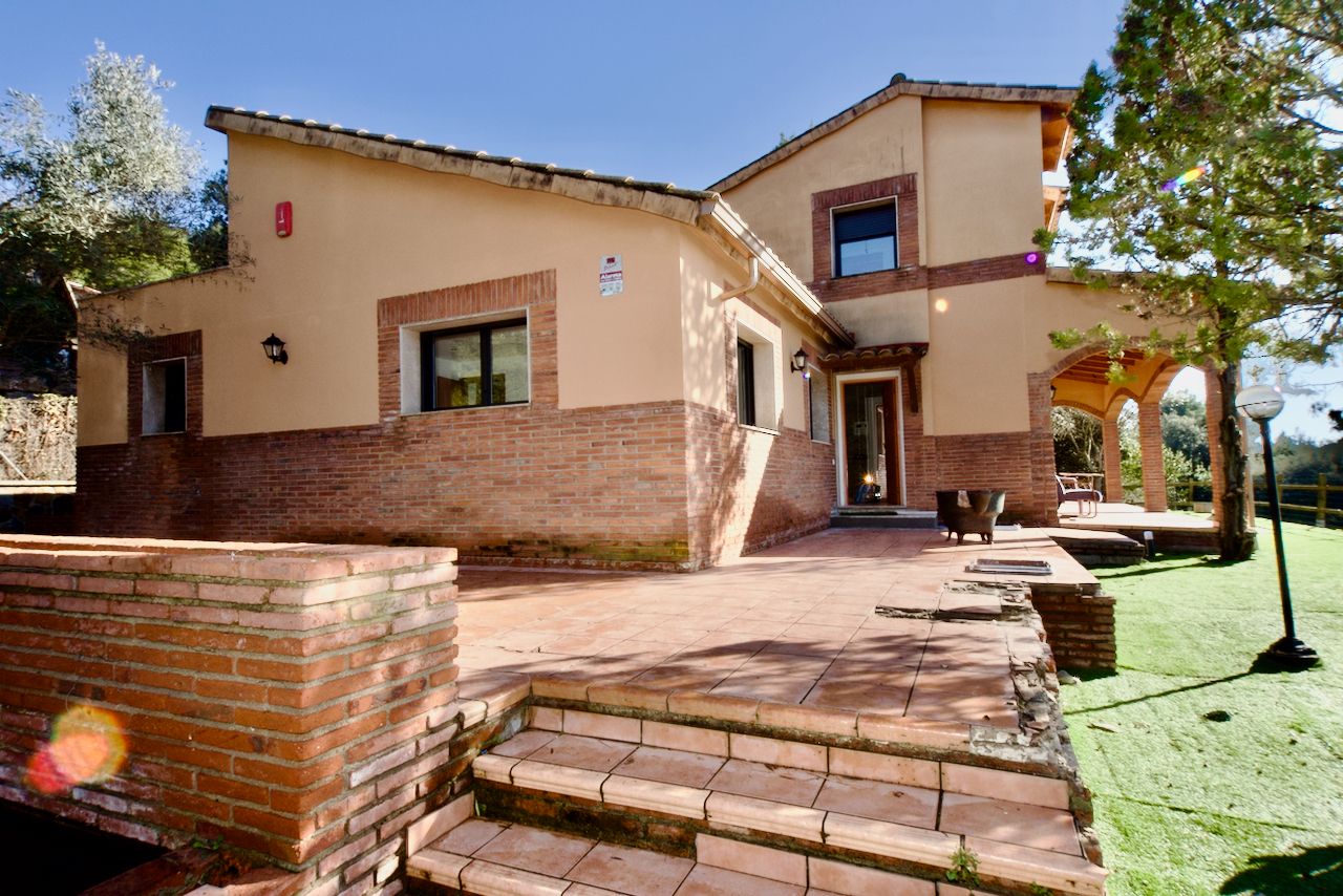 Vista exterior de Casa o xalet de lloguer en Matadepera amb Calefacció, Parquet i Terrassa