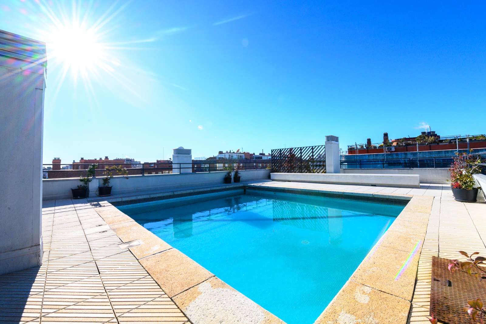 Swimming pool of Apartment to share in  Madrid Capital  with Air Conditioner, Heating and Terrace