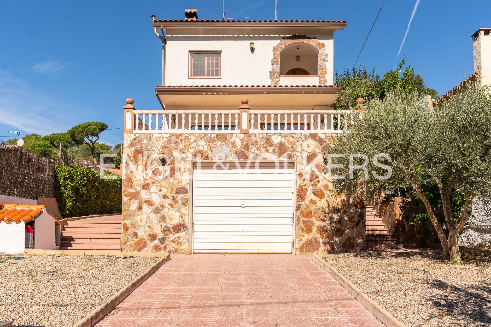 Vista exterior de Casa o xalet en venda en Vilanova del Vallès amb Calefacció, Jardí privat i Balcó