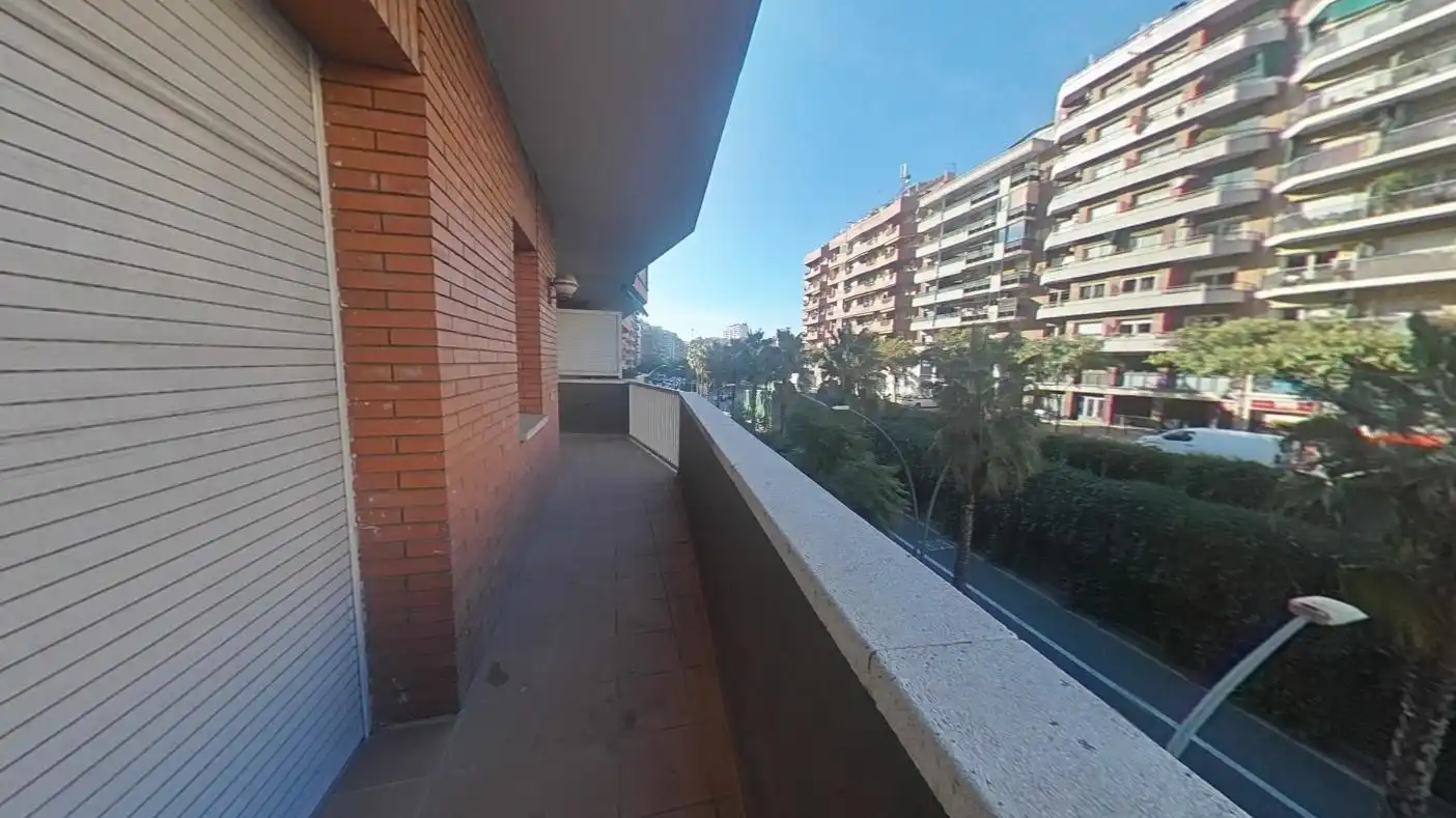 Vista exterior de Piso en venta en Barcelona con Calefacción