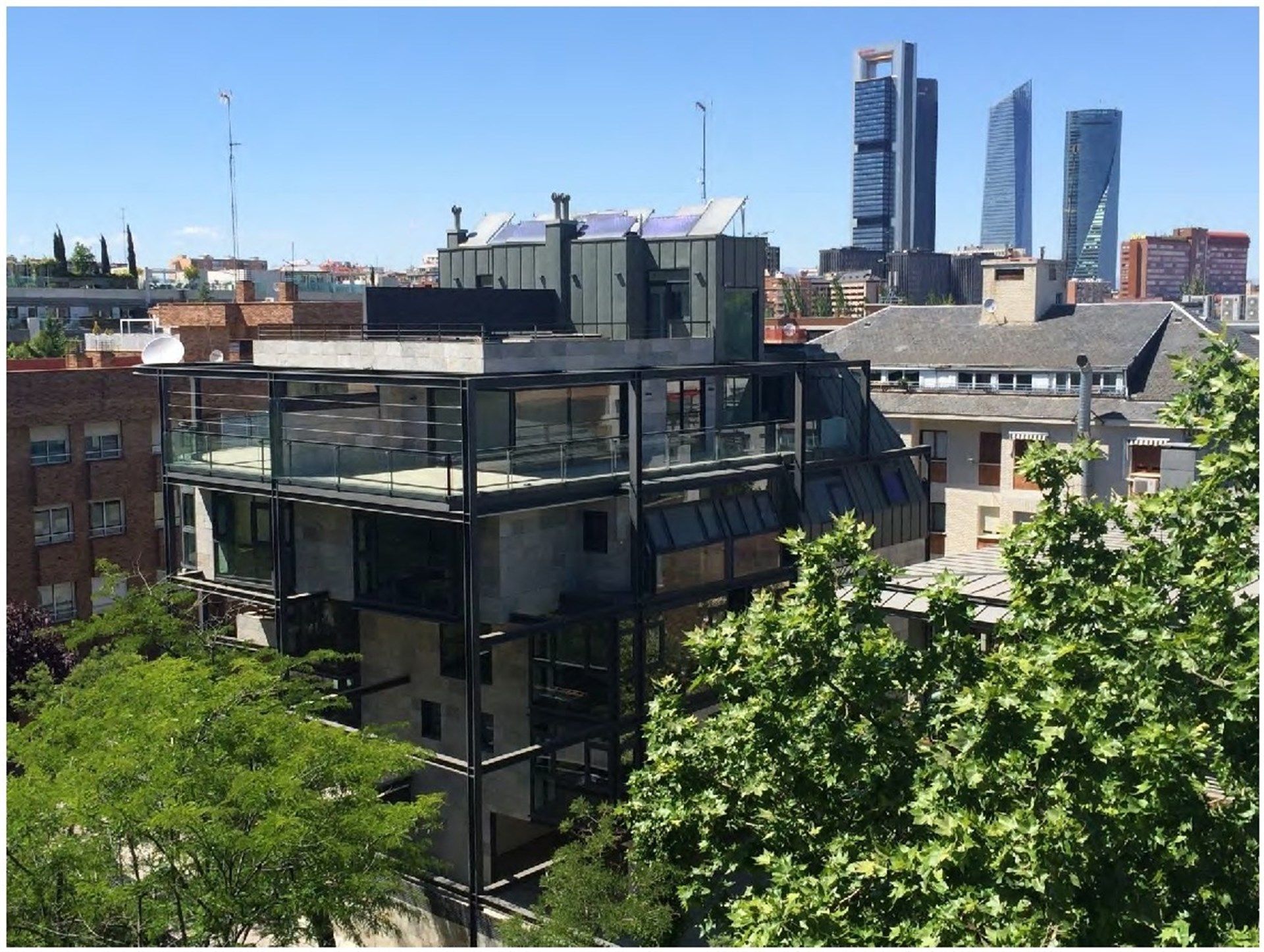Exterior view of Attic for sale in  Madrid Capital  with Air Conditioner and Private garden