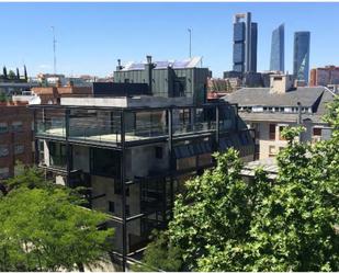 Vista exterior de Àtic en venda en  Madrid Capital amb Aire condicionat i Jardí privat