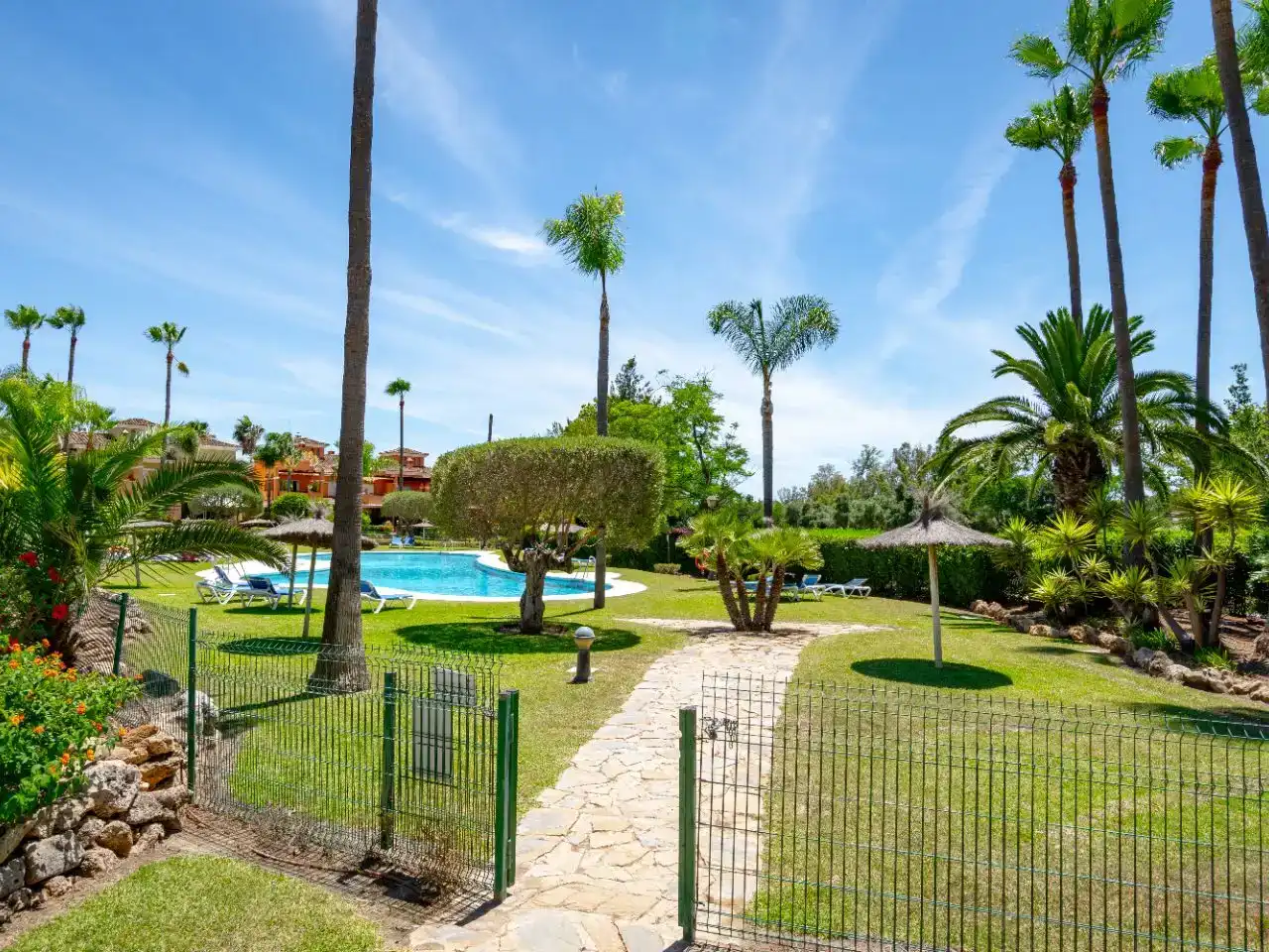 Jardí de Casa adosada en venda en Marbella amb Aire condicionat, Piscina i Balcó