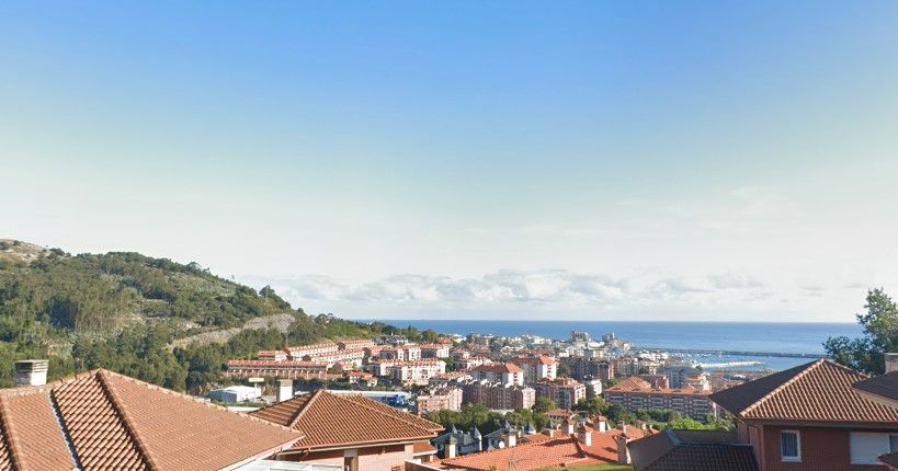 Vista exterior de Casa adosada en venda en Castro-Urdiales amb Calefacció, Jardí privat i Parquet