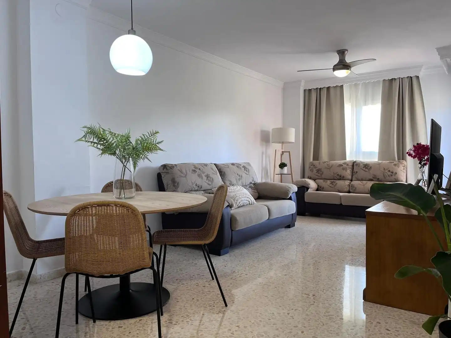 Sala de estar de Apartamento de alquiler en Málaga con Jardín privado, Terraza y Amueblado