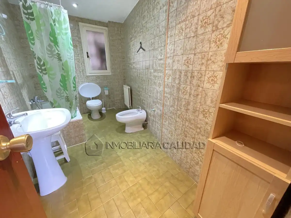 Baño de Piso de alquiler en Burgos con Calefacción y Amueblado