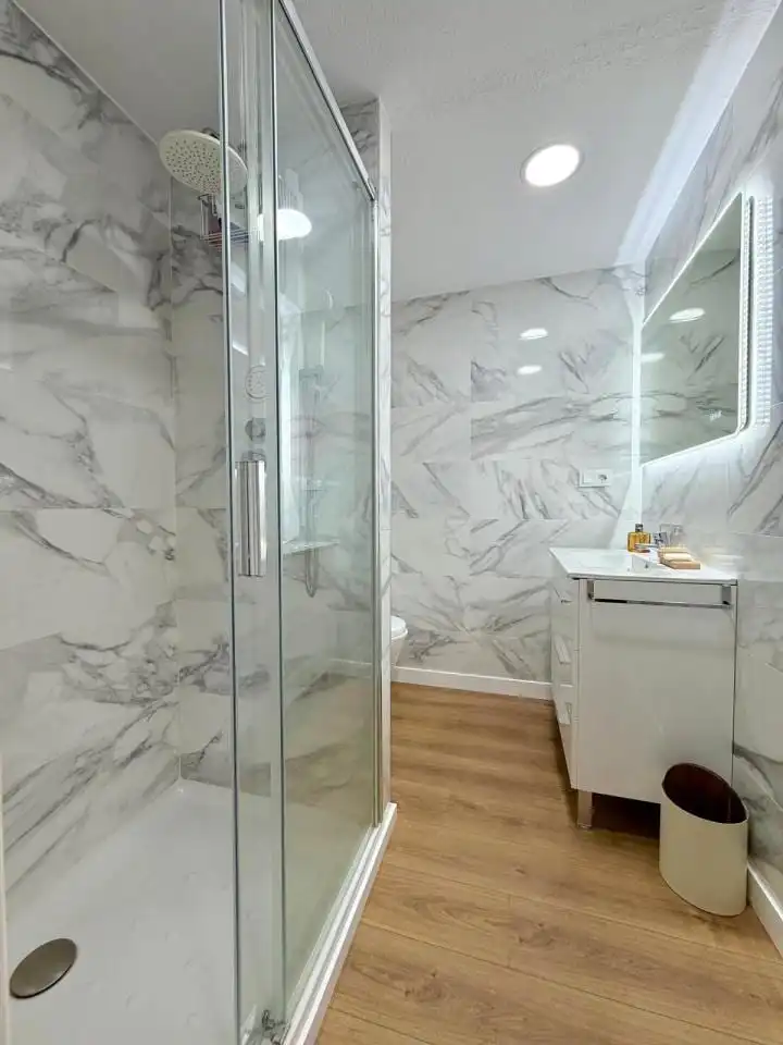 Baño de Piso de alquiler en León Capital  con Calefacción, Terraza y Amueblado