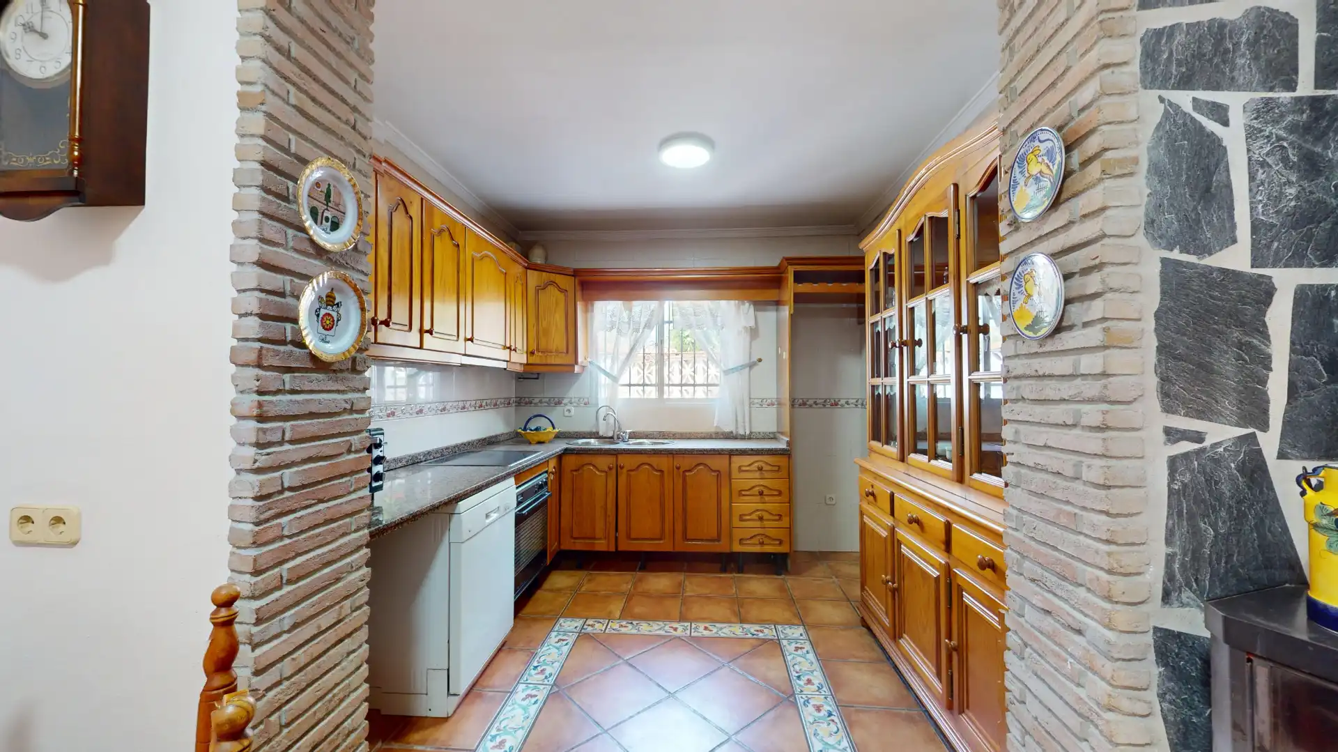 Cuina de Casa adosada en venda en Málaga amb Jardí privat, Terrassa i Forn
