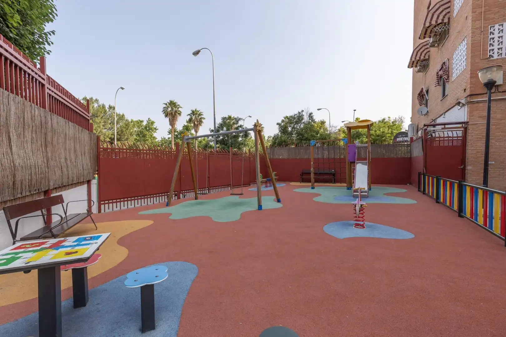 Vista exterior de Pis en venda en Granada amb Aire condicionat, Balcó i Piscina comunitària