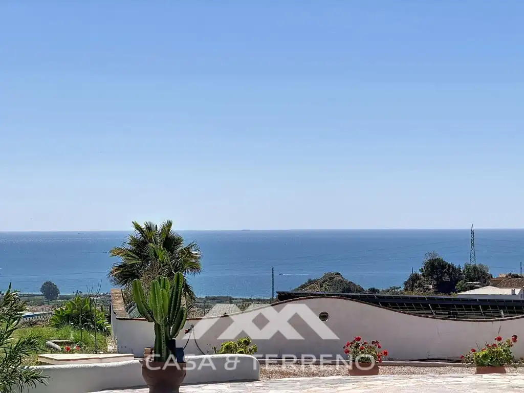 Vista exterior de Casa o xalet en venda en Vélez-Málaga amb Aire condicionat, Jardí privat i Terrassa