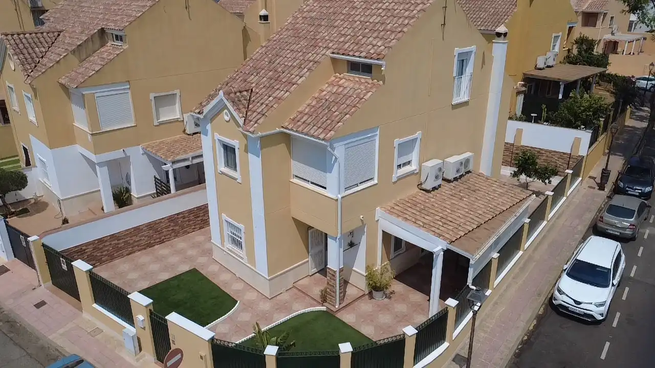 Vista exterior de Casa o xalet en venda en Espartinas amb Aire condicionat, Terrassa i Traster