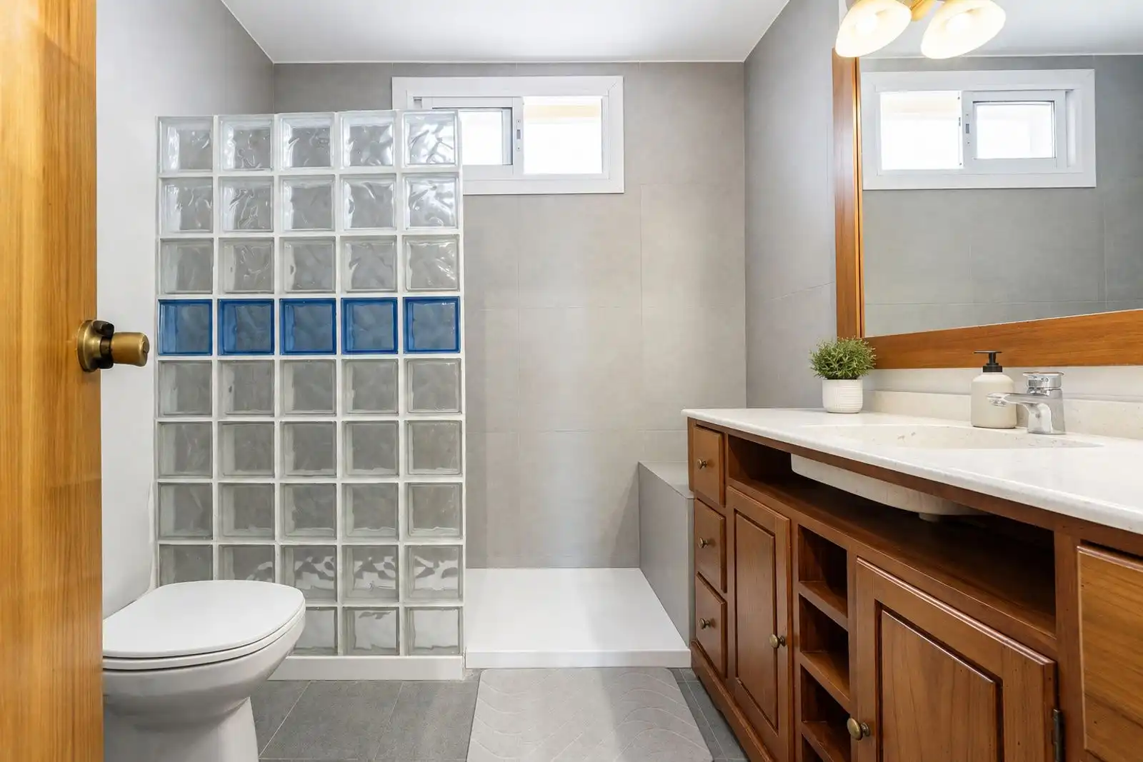 Bathroom of Detached homes for sale in Els Pallaresos  with Air Conditioner, Heating and Private garden
