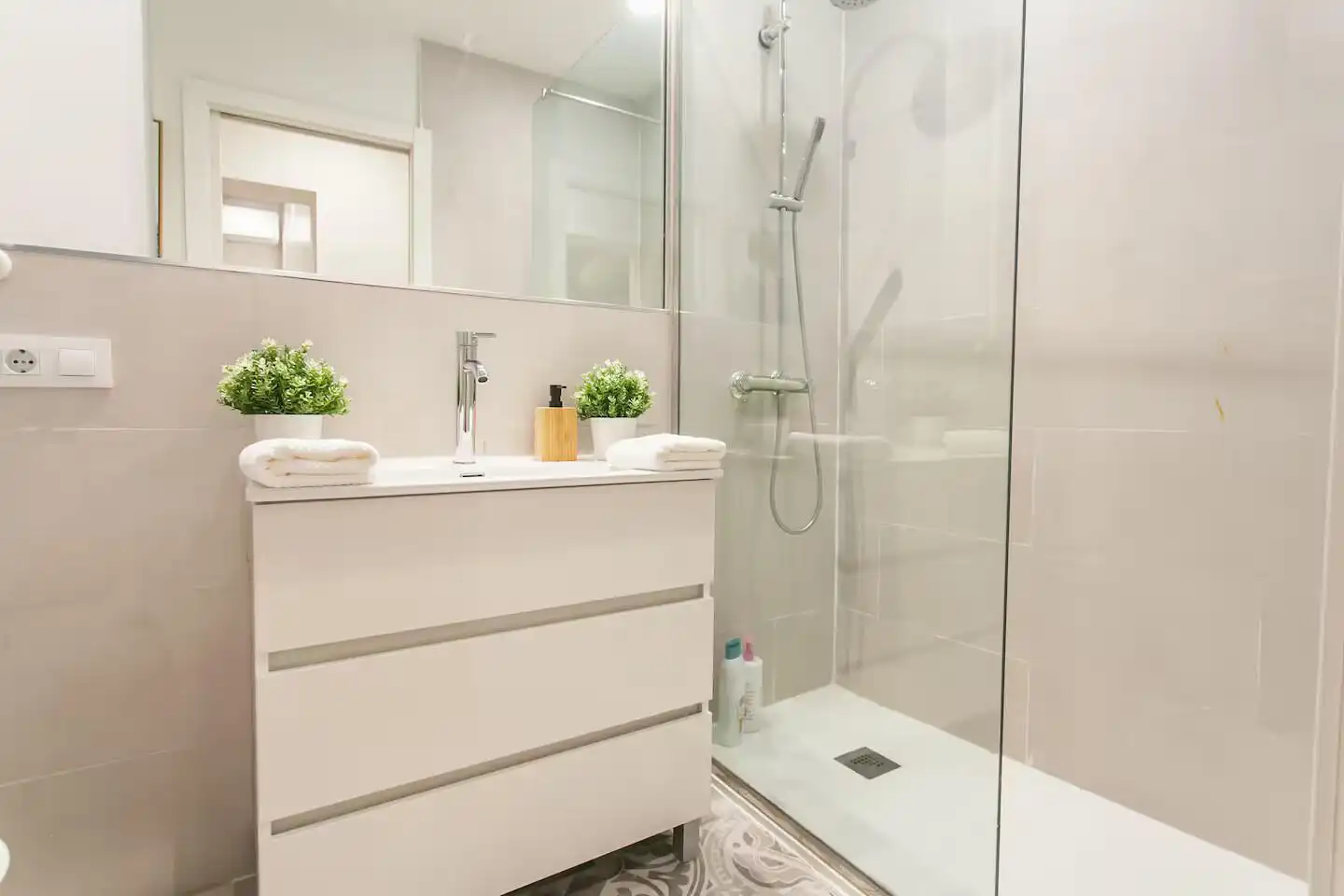 Badezimmer von Wohnungen zur Miete in Bilbao  mit Klimaanlage, Terrasse und Möbliert