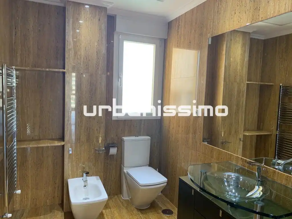Badezimmer von Wohnung zur Miete in Madrid mit Klimaanlage und Heizung