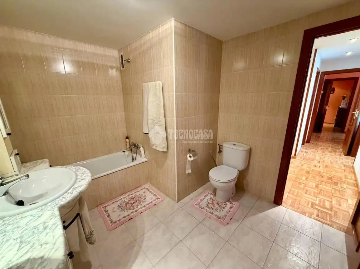 Baño de Piso en venta en León Capital  con Calefacción, Parquet y Trastero