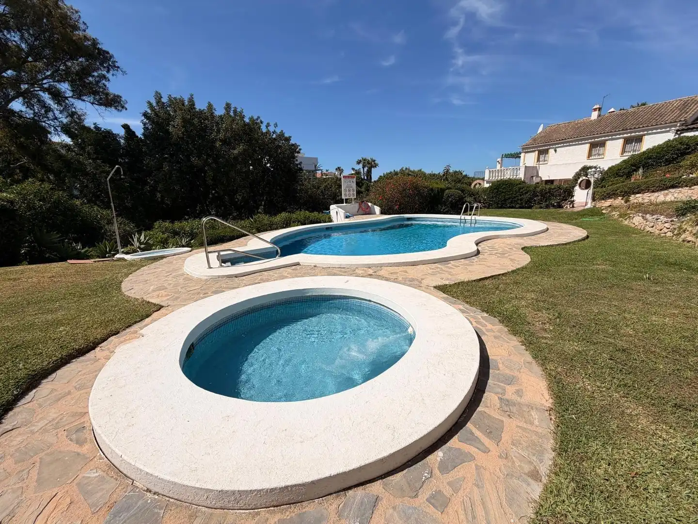 Piscina de Casa adosada de lloguer en Mijas amb Aire condicionat, Calefacció i Jardí privat