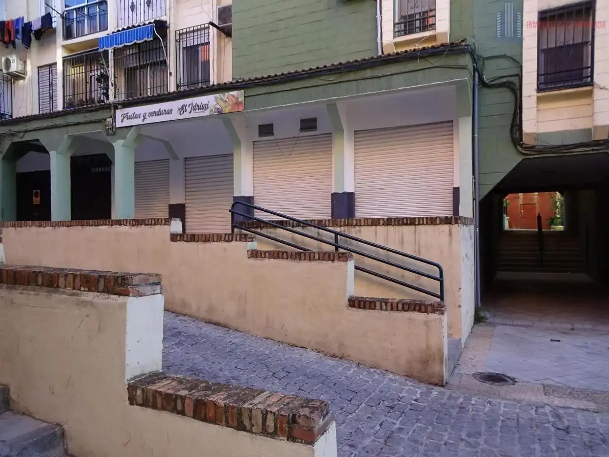 Vista exterior de Local en venta en Granada