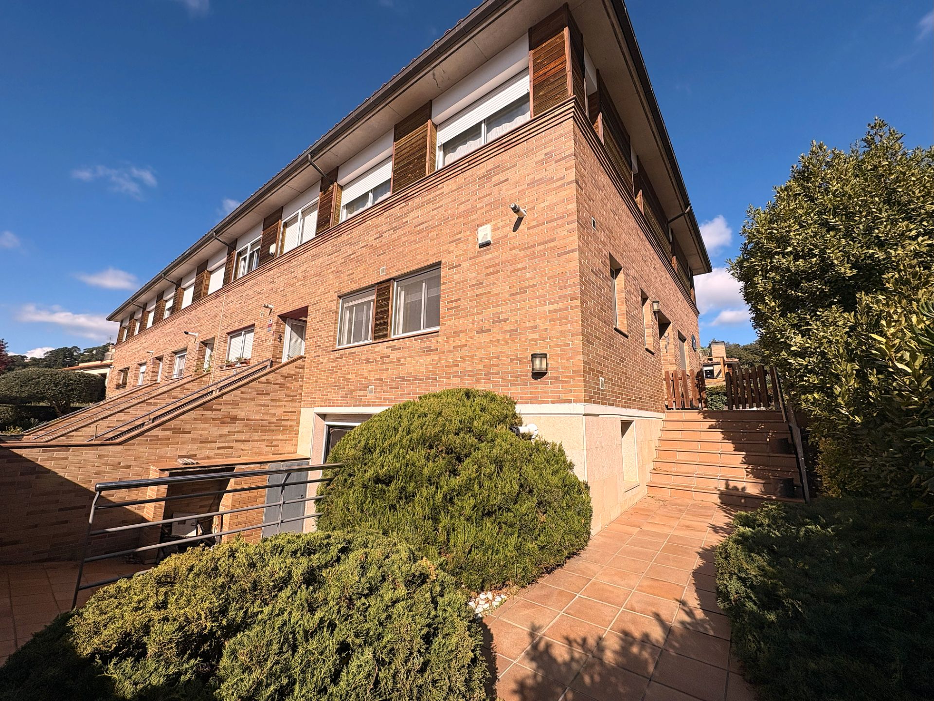 Vista exterior de Casa adosada en venda en Vallgorguina amb Calefacció, Jardí privat i Parquet