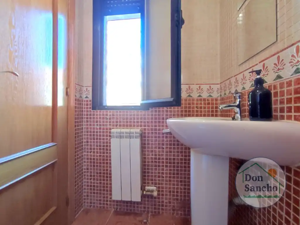 Baño de Casa adosada en venta en Viana de Cega con Calefacción, Jardín privado y Terraza