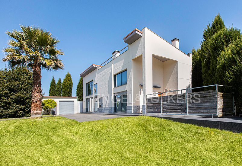 Vista exterior de Casa o xalet en venda en Llanera amb Calefacció i Jardí privat